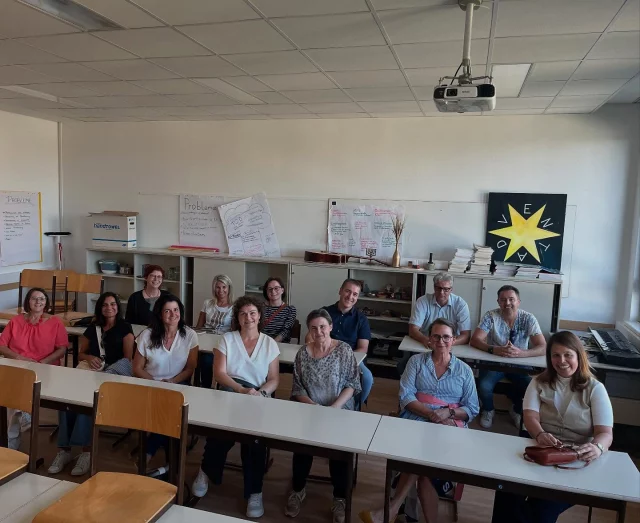 🎉 30 Jahre nach der Matura hieß es gestern: Willkommen zurück in eurer Schule, Maturajahrgang 1995, 5AK!✨

Zwischen Lachen, „Weißt du noch…?“ und einem Hauch Nostalgie fühlte es sich fast wieder wie früher an – nur ohne Schularbeiten. Und die „Chill-out-Area“, die offene Bibliothek und die vielen Praxisprojekte wären sicher auch damals gut angekommen! Wieviel sich doch verändert hat…😉

Schön, dass ihr auch nach 30 Jahren eurer Schule verbunden seid und die Aula mit euren Geschichten, Erinnerungen und guter Laune gefüllt habt! 🥂📚💙

#Klassentreffen #Maturajubiläum #Erinnerungen #Schulgemeinschaft #Zusammenhalt

#hak_has_oberwart #businessschool #economix #oberwart #Burgenland