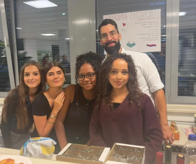 Die 2ABK zeigte gestern beim Elternabend der 1. Klassen vollen Einsatz 🙌

Mit selbst gemachtem Gebäck, Mehlspeisen und Getränken 🍪🍰🥤 sorgten die Schüler:innen nicht nur für das leibliche Wohl der Gäste, sondern sammelten auch fleißig Spenden für ihre geplante Sprachreise ins englischsprachige Ausland 🌍✈️.

Danke an alle, die gekostet und unterstützt haben 💙 – so rückt der Traum von der Reise immer näher! ✨

#sprachreise #spendenaktion #teamwork #engagement #jugendmitziel #entrepreneurship #gamechanger #anpacken 

#hak_has_oberwart #business_campus_oberwart #businessschool #economix #oberwart #burgenland