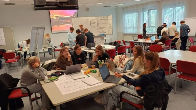 🚀 Entrepreneurship Week – WK Oberwart, Tag 2 & 3 💡
Unsere angehenden Entrepreneur:innen haben in den letzten zwei Tagen ordentlich Gas gegeben und intensiv an ihren Geschäftsmodellen gefeilt. 🔥

Am Mittwoch gab’s geballte Power von der Wirtschaft:
👉 Eva Burtscher
👉 Tanja Stöckl
👉 Christoph Winkler
👉 Jürgen Beiglböck
👉 Marcel Pomper
👉 Thomas Oswald

Sie haben unsere Teams mit wertvollen Insights und Coaching unterstützt. 🙌

Heute (Do) stand schon alles im Zeichen der Pitch-Vorbereitung 🎤 – volle Konzentration, damit morgen beim großen Finale mit externer Jury richtig abgeliefert wird! 💪✨

#youthentrepreneurshipweek #ifte #eesi #entrepreneurshipeducation #ideenfindung #changemaker #glaubandich #becreative #newideas  #neuewege #wirtschaftskammerburgenland 

#businesscampusoberwart
#hak_has_oberwart #businessschool #economix #oberwart #burgenland #Oberwart #Innovation #Teamwork #NextGeneration #PitchTime