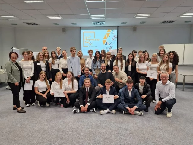 🚀 Final Day der Youth Entrepreneurship Week!
Heute hieß es: Pitch-Time! Schon um 7:30 Uhr waren unsere jungen Entrepreneur:innen voll im Einsatz – mit einer Energie, die man sonst im Schulalltag selten erlebt 😉.

Ab 10 Uhr stellten sich 7 Teams einer hochkarätigen Jury. Und was da an Ideen präsentiert wurde, war einfach 🔥:
💡 Plattform für Gelegenheitsjobs & Praktika
💡 Terminmanagement für Dienstleister
💡 Matching für Jugendliche, die neu nach Österreich kommen
💡 Schneller Zugang zu Therapeut:innen
💡 App zur Unterstützung bei Suchtproblemen
💡 Rettung von ungenutztem Obst aus Gärten

👉 Fazit: Alle waren Gewinner:innen!

Unsere Schüler:innen haben gezeigt, wie viel Kreativität, Teamgeist und Mut in ihnen steckt – und jede Menge Skills für ihre Zukunft mitgenommen.

👏 Riesen-Lob an alle Teilnehmer:innen – ihr rockt!

#youthentrepreneurshipweek #ifte #eesi #entrepreneurshipeducation #ideenfindung #changemaker #glaubandich #becreative #newideas  #neuewege #wirtschaftskammerburgenland 
#Oberwart #Innovation #Teamwork #NextGeneration #PitchTime 

#businesscampusoberwart
#hak_has_oberwart #businessschool #economix #oberwart #burgenland