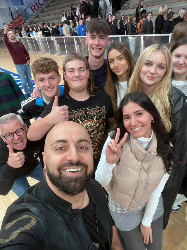 Ali Mahlodji begeisterte kürzlich unsere Schülerinnen und Schüler mit seinem bewegenden Vortrag. Er sprach über Selbstverantwortung, Sinnsuche und die Chancen, die in jedem Lebensweg stecken. 🌱

Von seiner Kindheit im Flüchtlingsheim bis hin zu seiner Rolle als Gründer von Whatchado und Geschäftsführer von FutureOne. Ali zeigt: Egal welche Herkunft, welches Geschlecht oder welche Religion – entscheidend ist der Mut, Chancen zu ergreifen. 💪
„Ihr seid die Zukunft!“ – ein Appell, Verantwortung zu übernehmen und über sich hinauszuwachsen.
 
Ein inspirierender Auftakt für ein Jahr voller Projekte und Impulse rund um SDG 4 – hochwertige Bildung für alle.
 
#alimahlodji #chancengerechtigkeit #motivation #inspiration #zukunftgestalten #bildung #sdgs #sdg4 #hochwertigebildung

#hak_has_oberwart #business_campus_oberwart #businessschool #economix #oberwart #burgenland