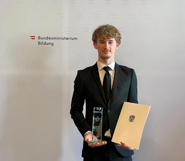 Landessieg beim IT-Wettbewerb „digi.check 2025“! 🎉💻

Ein starkes Zeichen für digitale Kompetenz: Lukas Fülöp aus der 5BK ist Burgenland-Sieger beim bundesweiten IT-Wettbewerb „digi.check 2025“! 🏆👏
Im Bildungsministerium in Wien wurde er persönlich für seine herausragende Leistung ausgezeichnet.

Der vom Bundesministerium für Bildung (BMB) organisierte Wettbewerb gibt Schülerinnen und Schülern der 4. Jahrgänge aller Handelsakademien Österreichs die Chance, ihre IT-Fähigkeiten in verschiedenen Bereichen unter Beweis zu stellen. Heuer nahmen mehr als 3.500 Schüler:innen österreichweit teil – und der Landessieg ging bereits zum 5. Mal seit 2015 an die BHAK Oberwart! 💪
Wir sind unglaublich stolz auf dich, Lukas – herzlichen Glückwunsch! 🎉

💡 Apropos IT-Kenntnisse: Ab dem Schuljahr 2026/27 startet bei uns die HAK digBiz – Digital Business!
Für alle, die Wirtschaft und IT verbinden möchten, ist das eine einzigartige und zukunftsorientierte Ausbildung – erstmalig im Burgenland! 🚀

#digicheck #landessieg #digitalbusiness #hakdigbiz #bildung #itkompetenz #zukunftgestalten #erfolgsgeschichte #topausbildung #zukunftsperspektiven 

#hak_has_oberwart #business_campus_oberwart #businessschool #economix #oberwart #burgenland