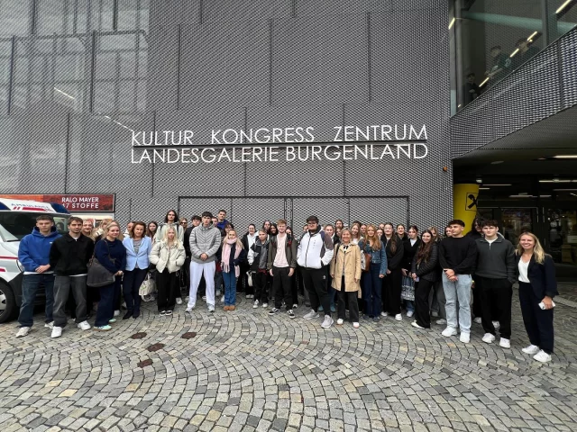 🌟 Future Talk 2025 – ein Tag voller Inspiration und Motivation! 🌟

Am Dienstag durften die Schüler:innen der 4AK und 4BK gemeinsam mit den Klassen der HLP Oberwart beim Future Talk im KUZ Eisenstadt wertvolle Einblicke für ihre Zukunft gewinnen. 💼🚀

Organisiert von der Raiffeisenbankengruppe Burgenland, bot das Event spannende Impulse rund um Karriere, Selbstführung und Unternehmertum – perfekt passend zu unserem Business Campus Oberwart, wo Zukunftsdenken großgeschrieben wird! 💡📚

🎤 Durch den Tag führte Lisa Hotwagner, die mit Charme und Energie für großartige Stimmung sorgte.
💸 Manuel Schleifer (Raiffeisen Research) begeisterte mit „Make Aktien Great Again“ und machte Lust auf Finanz- und Wirtschaftsthemen.
🌊 Dr. Steffi Burkhart (Speakerin & Impulsgeberin) inspirierte mit „Go with the Flow“ dazu, den eigenen Rhythmus zu finden und persönliche Stärken zu entfalten.
💡 Florian Gschwandtner (Founder & Investor) motivierte mit Einblicken in die Welt der Start-ups und zeigte, dass Mut und Teamgeist entscheidend sind, um Ideen zum Erfolg zu führen.

📱 Ein besonderes Highlight: Lena Urbanek aus der 4BK war eine der glücklichen Gewinnerinnen des iPhone-17-Gewinnspiels! 🍀🎉

Ein herzliches Dankeschön an alle Beteiligten für diesen motivierenden Tag – voller Energie, Zukunftsperspektiven und Inspiration! 💛

#futuretalk #raiffeisen #motivation #inspiration #selbstführung #startups #bildungmitzukunft #zukunftgestalten #youngleaders #schuleanders #changemaker 

#hak_has_oberwart #business_campus_oberwart #businessschool #economix #oberwart #burgenland