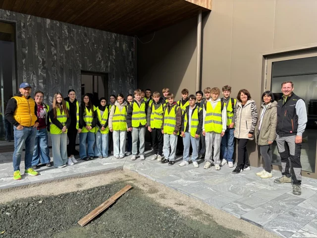Die Schüler:innen der 1AK erhielten einen ersten Einblick in die Geschäftsbereiche des Klasse-Firma! Partnerunternehmens @pannonia_stones bzw. Freingruber Stein und Schotterwerk GmbH 🪨🏗️.

Die Erkundung des imposanten firmeneigenen Steinbruchs in Rechnitz mit den ausführlichen Erklärungen durch die Geschäftsführung Thomas Freingruber und Mag. Kerstin Freingruber wurde für die Schüler:innen zu einem besonderen Erlebnis 👷‍♀️👷‍♂️✨. Nicht nur die Besonderheiten der Geologie des Rechnitzer Fensters, sondern auch die beeindruckenden Dimensionen in der Steingewinnung wurden bestaunt.

Das Unternehmen bietet seine vielfältigen Steinerzeugnisse für den Innen- und Außenbereich international 🌍 an und ist auf führenden Messen wie z. B. in Verona 🇮🇹 vertreten.

Aktuell wird ein neuer Firmenstandort in Rechnitz errichtet 🏢🔨, wo unter anderem die hochwertigen Erzeugnisse den Geschäftspartner:innen präsentiert werden können 💼. Zum Abschluss gab es noch einen Rundgang in der noch im Bau befindlichen neuen Produktionshalle mit Besichtigung des Verkaufsstandes für internationale Messen.

Organisiert wurde die Exkursion von der BW-Professorin B. Lukits-Weinhofer 👏📚. 
Herzlichen Dank für diesen interessanten Einblick in die Praxis und weiterhin viel Erfolg! 🙌💪

#pannoniastones #1ak #praxis #cooperation #wirtschaftbegreifen

#hak_has_oberwart #businessschool #economix #klassefirma #oberwart #Burgenland