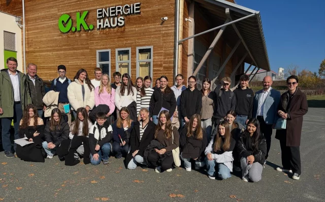 Ein spannender Vormittag für die Schülerinnen und Schüler der 1BK! 🌱🏠✨

Beim Besuch des „Klasse-Firma!“-Partnerunternehmens @o.k.haus in Grosspetersdorf erhielten die Schüler:innen spannende Einblicke in die Welt des modernen, nachhaltigen Hausbaus. 🪵

Nach einer informativen Unternehmenspräsentation durch Herrn Geschäftsführer Oberfeichtner folgte eine beeindruckende Betriebsbesichtigung. 👷‍♀️
So wurde Theorie aus dem Unterricht lebendig und praxisnah erfahrbar! 📚➡️🔧

Wir danken Herrn Oberfeichtner und Herrn Sagmeister für die herzliche Betreuung und die langjährige Partnerschaft. Das Unternehmen stand bereits fünf Jahre lang einer Klasse als Unternehmenspartner zur Verfügung und geht mit den Schüler:innen der 1BK erfreulicherweise eine neue, fünfjährige Kooperation ein! 🤝

Solche Einblicke motivieren uns und zeigen, was mit Engagement, Unternehmergeist und Ideenreichtum möglich ist! 💪 Ein Tag voller Eindrücke, Inspiration und Zukunftsperspektiven. 🌟Vielen Dank!

https://www.ok-haus.at

#OKHaus #1BK #SchuletrifftWirtschaft #Praxislernen #Partnerschaft #Zukunftgestalten #praxis #cooperation #wirtschaftbegreifen

#hak_has_oberwart #businessschool #economix #klassefirma #oberwart #Burgenland