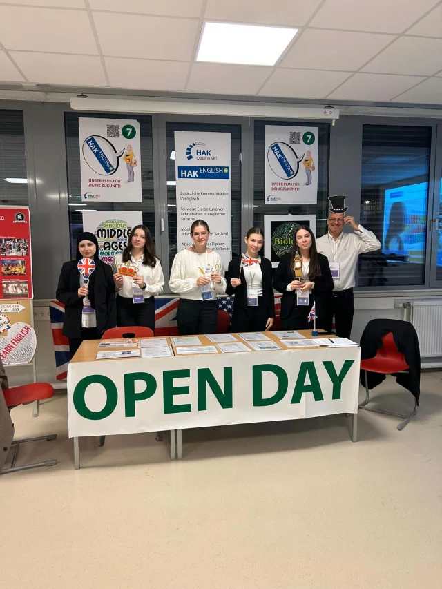 🔥HAK/HAS on FIRE🔥

🎉 Großer Erfolg beim Tag der offenen Tür!

Unsere Schüler:innen informierten über unser vielfältiges Ausbildungsangebot und die praxisnahe Wirtschaftsausbildung! 👏Von unseren Ausbildungszweigen HAK Classic, HAK Englisch plus und der digBiz HAK (neu ab dem Schuljahr 2026/27) sowie der Handelsschule über die Präsentation der Übungsfirma, Junior Company und der Ausbildungsschwerpunkte bis hin zu den Schwerpunkten Kultur, Sprachen, Naturwissenschaften und Sport war für die Besucher:innen so einiges dabei! Die „Chillout-Zone“ unserer Schüler:innen (mit Tischtennistisch, Tischfußball und einer großzügigen Arbeitsinsel inkl. EDV-Equipment) fand dabei ebenso großen Anklang bei unseren Besucher:innen!

Außerdem freuen wir uns, dass beim „Business Come Together“ im Zuge des Tages der offenen Tür zahlreiche Partnerunternehmen unserer Einladung gefolgt sind, um bei unserem Punsch-Stand zu netzwerken! 💬

Ein große Dankeschön geht auch an die Vertreter unseres Elternvereins für die Unterstützung! 👏🏽☕️

@farbenpartner 
@hillcont_raumsysteme 
@raiffeisen__oberwart 
@volksbank 
@wkbgld 

#openday2026 #topausbildung #topschüler #toplehrer #hak_has_oberwart