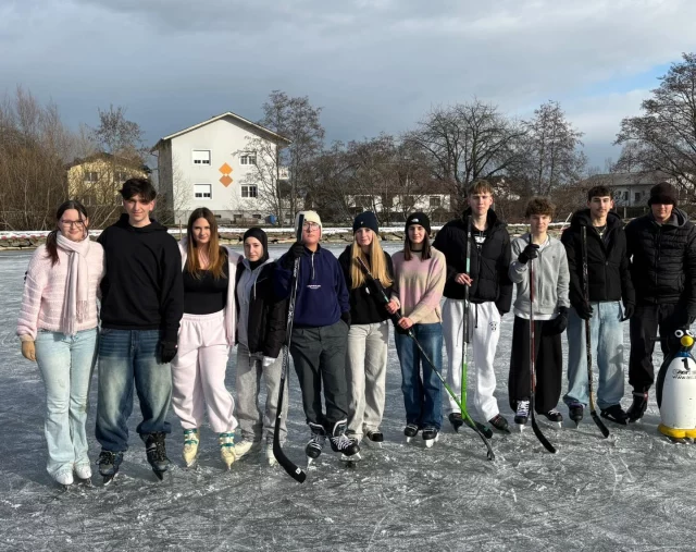 ❄️⛸️ Eislaufen am Stieberteich!

Die Klasse 1AS der HAS Oberwart nutzt die seltene Gelegenheit:
Seit Jahren gibt es im Burgenland wieder echte winterliche Temperaturen – und damit Eislaufen auf Natureis!

Bewegung, Spaß und Winterfeeling pur am Stieberteich 💙

#eislaufen #stieberteich #natureis #hak_has_oberwart #winterfreude