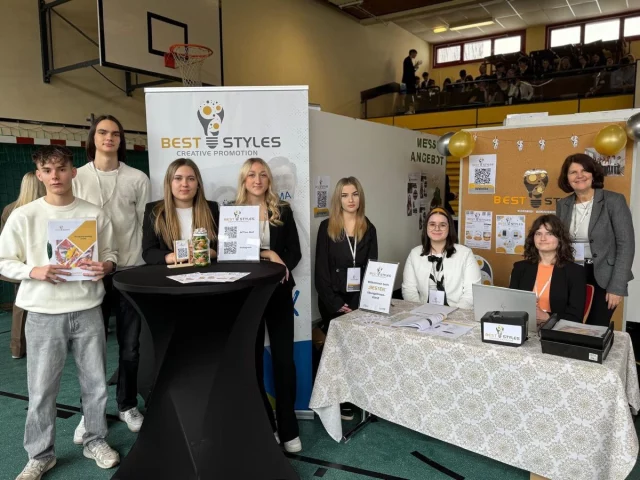 Am 26. Jänner 2026 präsentierten sich unsere Übungsfirmen „Baupartner GmbH“, „Best Styles e. U.“ sowie „Top Braining Institute“ auf der 8. Burgenländischen Übungsfirmenmesse in Oberpullendorf mit ihren Geschäftsideen. 🔝

In ihren Eröffnungsworten betonte Frau Landesrätin Daniela Winkler, dass durch die Teilnahme an dieser Messe die Schüler:innen der kaufmännischen Schulen „näher an die Wirtschaft gebracht werden“. Die Übungsfirmenmitarbeiter:innen stellten ihre Geschäftskonzepte und Produkte vor, sie führten Verkaufsgespräche, verhandelten und knüpften neue Geschäftskontakte. 

Wir gratulieren den Mitarbeiter:innen unserer Übungsfirmen, die durch ihre professionelle Standgestaltung und ihr kompetentes Auftreten das Publikum überzeugen konnten! 🎉

#übungsfirma #baupartner #beststyles #tbi #hakhasoberwart