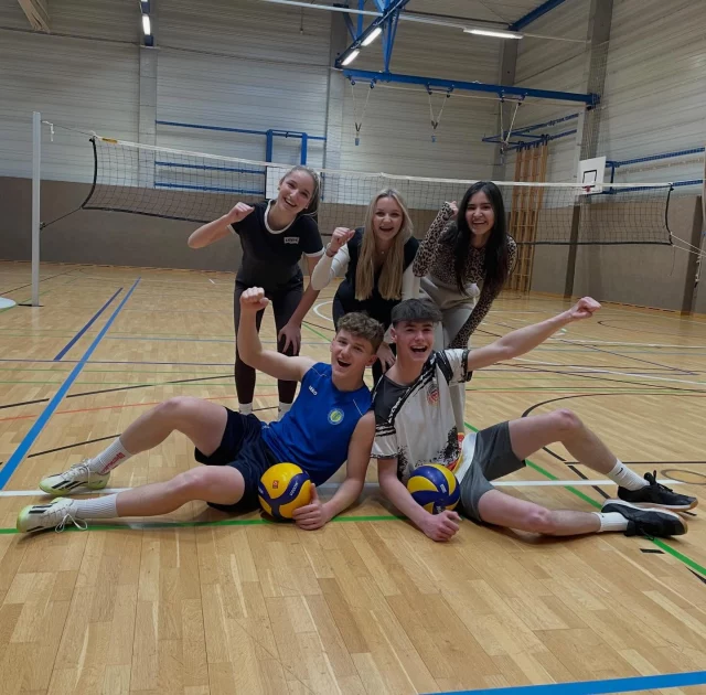 🏐 Schüler:innen der 3. HAK-Klassen im Einsatz!

Im Volleyballturnier im Rahmen des Turnunterrichts traten 4 Teams mit je 5 Spieler:innen gegeneinander an. Das Siegerteam kam aus der 3AK – starke Leistung und toller Teamgeist! 💪👏

#volleyball #schulsport #teamgeist #hak_has_oberwart #business_campus_oberwart