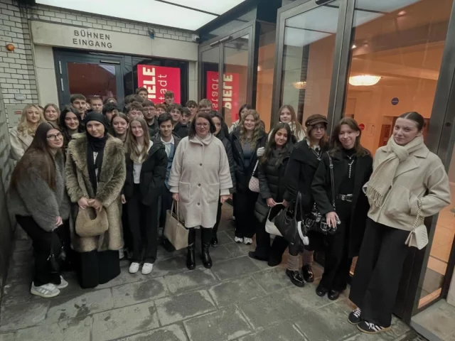 🎭 Theaterfahrt nach Wien – ein Abend voller Glanz, Spiel & Verwandlung✨

Gestern besuchten die 2AS, 2ABK, 4AK und 4BK die Kammerspiele der Josefstadt. Auf dem Programm stand „Bekenntnisse des Hochstaplers Felix Krull“ von Thomas Mann – eine ebenso schillernde wie raffinierte Bühnenfassung eines literarischen Klassikers. 👏

Mit viel Tempo, Witz und Spielfreude erzählte das Ensemble vom Aufstieg des charmanten Felix Krull, der mit Schein, Charme und Rollenwechseln durch die Welt spaziert. Eine moderne, unterhaltsame Inszenierung, die zeigte, wie zeitlos Thomas Manns Figuren und Themen sind – und wie viel man dabei kichern, staunen und mitdenken kann. ✨

#hak_has_oberwart #theaterfahrt #thomasmann #kammerspielederjosefstadt #mehralsnurschule