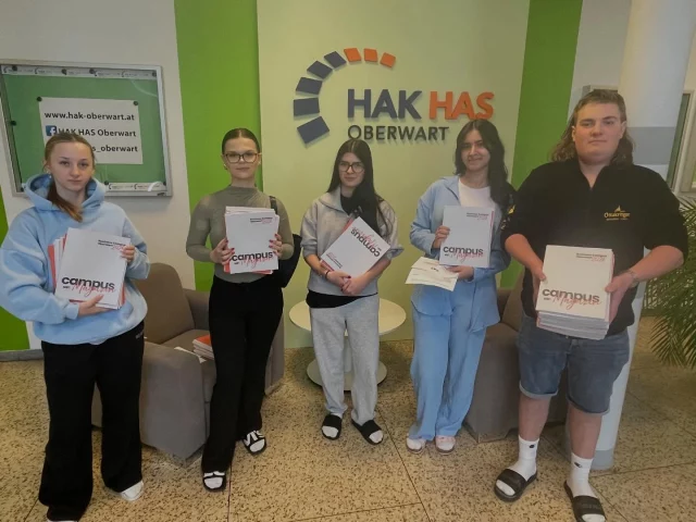 Premiere! 🎉 Heute wurde die 1. Ausgabe unseres neuen Campus Magazins präsentiert. 🗞️

Wir sind unendlich stolz auf das Ergebnis: bunte Inhalte rund um Schule, Ausbildung, Berufswege und vieles mehr. Lasst euch überraschen! 🤗

Das Beste: Jede Schülerin und jeder Schüler erhät ein eigenes Exemplar - inklusive Jahrgangsbildern 2025/26. 📸

#campusmagazin #vienfalt #jahrgang25_26 #business_campus_oberwart #hak_has_oberwart