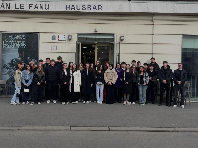 Ein intensiver Theaterabend der Schüler:innen der 2ABK, 2AS, 4AK und 4BK im Schauspielhaus Graz 🎭

Das Theaterstück „Wir töten Stella“ nach der Novelle von Marlen Haushofer zeigt, wie eine scheinbar harmonische Familie durch Schweigen, Macht und Moral ins Wanken gerät.

Anna blickt auf einen tragischen Vorfall zurück, der das geordnete Leben ihrer Familie zerstört hat. Auslöser war die Aufnahme der 19-jährigen Stella als Pflegetochter. Während Anna die Ereignisse rekonstruiert, fragt sie nach Schuld und Verantwortung…

Beklemmend, nachdenklich und erschreckend aktuell.
Ein Stück, das lange nach dem Applaus im Kopf bleibt. Vielen Dank an Frau Prof. Hofer für die Organisation dieses Theaterabends!✨

#wirtötenstella #marlenhaushofer #schauspielhausgraz #hak_has_oberwart
