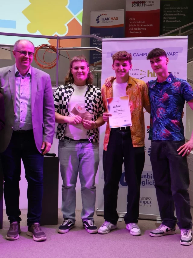 Kreativität, Innovation und Unternehmergeist standen im Mittelpunkt – und mittendrin unsere Schüler:innen der 3AK und 3BK! 🚀

Beim „Fest der Ideen“ des Business Campus Oberwart zeigten insgesamt 22 Teams ihr beeindruckendes Potenzial. Im Rahmen des „Next Generation Award“ entwickelten sie kreative Businesspläne und präsentierten ihre Ideen in kurzen, überzeugenden Pitches vor Publikum. 💡 Besonders erfreulich: Der Fokus lag klar auf nachhaltigen, zukunftsorientierten und verantwortungsbewussten Lösungen. 🌱

Die Entscheidung fiel alles andere als leicht – jedes Team überzeugte mit Qualität, Engagement und starken Präsentationen. 👏
Ein ganz besonderes Highlight aus HAK-Sicht:
Sensationeller Erfolg für die 3AK! 🎉
Benjamin Wagner, Felix Zumpf und Maxi Hofer holten sich den 2. Platz – wir sind unglaublich stolz auf euch! 🙌
👏 Gratulation an alle Teilnehmer:innen zu dieser großartigen Leistung!

#festderideen #nextgenerationaward #innovation #nachhaltigkeit #entrepreneurshipeducation