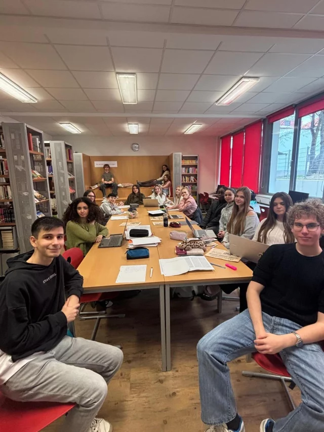 3BK Deutschstunde in der Bibliothek - Franz Kafka „Die Verwandlung“ - Hörbuch - „Genial statt Gähn“ 😉

#kafka #dieverwandlung #literatur #hak_has_oberwart