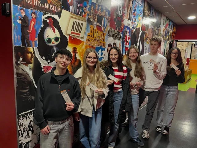 Mit einer Kinovorstellung der Extraklasse für die Schüler:innen der 3., 4. und 5. Jahrgänge verabschieden wir uns in die Osterferien! 🐰

🎦📽️🎞️🎥🍿
Der Film „Franz K.“ (2025) zeigt den Schriftsteller Franz Kafka als Menschen im Spannungsfeld von Familie, seiner Arbeit und inneren Zweifeln. Im Mittelpunkt stehen seine Beziehungen zum dominanten Vater, zu wichtigen Weggefährtinnen und 
sein Gefühl, zwischen Erwartungen und eigenen Gedanken gefangen zu sein.

„A daring and artistic homage that offers new insights into the famous writer‘s turbulent psyche and legacy.“ 
(The Daily Beast)

„𝗘𝗶𝗻 𝗕𝘂𝗰𝗵 𝗺𝘂𝘀𝘀 𝗱𝗶𝗲 𝗔𝘅𝘁 𝘀𝗲𝗶𝗻 𝗳ü𝗿 𝗱𝗮𝘀 𝗴𝗲𝗳𝗿𝗼𝗿𝗲𝗻𝗲 𝗠𝗲𝗲𝗿 𝗶𝗻 𝘂𝗻𝘀.“ (𝗙𝗿𝗮𝗻𝘇 𝗞𝗮𝗳𝗸𝗮)

𝗞𝗮𝗳𝗸𝗮𝘀 𝗪𝗲𝗿𝗸 𝗯𝗹𝗲𝗶𝗯𝘁 𝗼𝗳𝘁 𝘃𝗲𝗿𝘀𝗰𝗵𝗹𝗼𝘀𝘀𝗲𝗻. 𝗗𝗲𝗻 𝗦𝗰𝗵𝗹ü𝘀𝘀𝗲𝗹 𝗱𝗮𝘇𝘂 𝗵𝗮𝘁 𝗻𝘂𝗿 𝗲𝗿!

#kafka #hak_has_oberwart