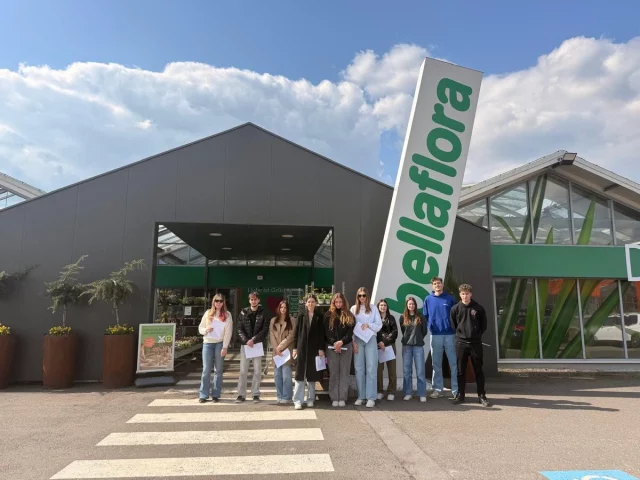 🌿✨ Lehrausgang zu Bella Flora ✨🌿

Die 4BK war im Rahmen des Naturwissenschaftsunterrichts bei Bella Flora und konnte spannende Einblicke in die Welt der Pflanzen, Nachhaltigkeit und Gartenpflege gewinnen. 🌱🌼

#praxisnaherunterricht #flora #lehrausgang #hak_has_oberwart #economix