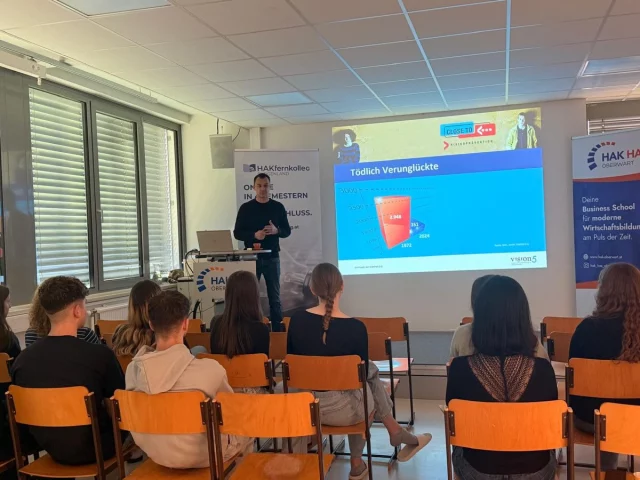 Diese Woche bei uns an der BHAK/HAS Oberwart: 𝙈𝙖𝙧𝙞𝙤 𝘽𝙧𝙣𝙞𝙘 von @𝘾𝙡𝙤𝙨𝙚𝙏𝙤

Keine Theorie. Kein Zeigefinger. Dafür echte Geschichte. Echte Konsequenzen. 𝙀𝙘𝙝𝙩𝙚 𝙂ä𝙣𝙨𝙚𝙝𝙖𝙪𝙩.
Ein Vortrag, der zum Nachdenken bringt – und im Kopf bleibt. 
Danke für deine Offenheit, Mario. 💙
 
#CloseTo #PräventionDieWirkt #BHAKHASOberwart #Lebensrealität