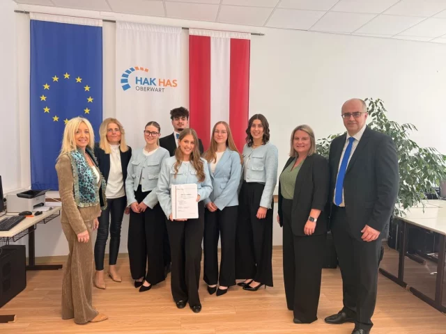 Heute präsentierten die Schüler:innen der 5AK und 5BK erfolgreich ihre Diplomarbeiten! ✨

Im Mittelpunkt der Präsentationen und Diskussionen standen neben der fachlichen Tiefe auch die Fähigkeit zur klaren Kommunikation und zur kritischen Diskussion der eigenen Ergebnisse.

Besonders hervorzuheben ist, dass einige unserer Schüler:innen (überwiegend aus dem Zweig Englisch+) die Herausforderung angenommen haben, ihre Diplomarbeit in englischer Sprache zu verfassen. Diese Arbeiten wurden auch auf Englisch präsentiert und diskutiert. Damit zeigten die Schüler:innen nicht nur fachliche Kompetenz, sondern auch beeindruckende Fremdsprachenkenntnisse. 

Wir sind stolz auf die vielfältigen Interessen und Kompetenzen unserer Schüler:innen und wünschen viel Erfolg für die weiteren bevorstehenden Prüfungen! 👌🏻

#diplomarbeit #vorwissenschaftlichesarbeiten #hak_has_oberwart