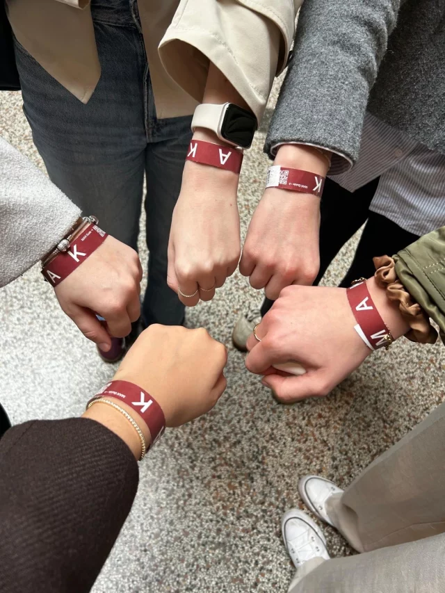 Wien um 1900 - zu diesem Thema unternahmen die Schüler:innen der 5AK, 5BK und 3AS eine  Exkursion nach Wien ins @mak_vienna und ins @leopold_museum. 🖼️

Dabei tauchten sie ein in den Fin de Siecle, als es um 1900 in Wien zu einer beeindruckenden Blütezeit in Malerei und Architektur, in Musik und Literatur, in Philosophie und Psychologie und in der Medizin und in den Naturwissenschaften gekommen war.

Die Wiener Moderne - die Kunst in der Kunst willen!✨

#kunst #mak #leopoldmuseum