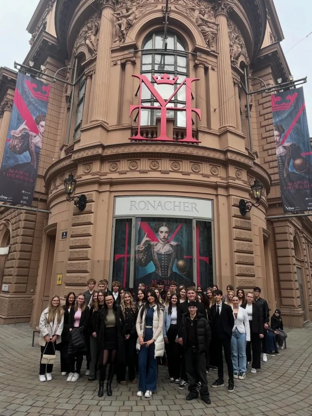 Geschichte zum Erleben! 👑 Ein besonderer Abend für die Schüler:innen der 3AK, 3BK und 3AS 🎭✨

Beim Musicalbesuch „Maria Theresia-Das Musical“ im Ronacher tauchten die Schüler:innen in eine beeindruckende Welt aus Geschichte, Musik und Emotionen ein.

Im Mittelpunkt steht das Leben der Habsburger Herrscherin Maria Theresia zwischen politischem Machtkampf, Reformen und persönlichen Konflikten. 

Vor allem die gelungene Kombination aus historischem Inhalt und moderner Inszenierung beeindruckte die Schüler:innen nachhaltig und stellt eine bereichernde Ergänzung zum Unterricht dar.

Danke an Frau Prof. Schurmann für die Organisation dieses Abends! ✨

#Musical #MariaTheresia #roncher #hak_has_oberwart