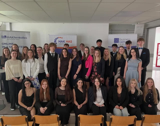 Heuer wurde wieder die alljährliche Mottowoche der Abschlussklassen abgehalten! 😻

Tag 1: Overdressed 👗
Tag 2: Auf dem falschen Event 😎
Tag 3: Kindheitshelden 🦸‍♀️
Tag 4: Anfangsbuchstabe + alles außer Schultasche 🎒
Tag 5: Erster Schultag 🏫

Es war uns eine Freude, all die kreativen Kostüme von unseren angehenden Maturant:innen und Absolvent:innen zu sehen! 😊

Wir wünschen euch viel Erfolg für die bevorstehenden Prüfungen!! 🥳

#mottowoche #matura #aschlussprüfung #bhak_bhas_oberwart