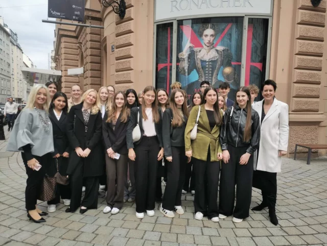 Legendär - 𝗘𝗥𝗦𝗧𝗘 Theaterfahrt für die Schüler:innen der 1BK und 𝗟𝗘𝗧𝗭𝗧𝗘 Theaterfahrt für die Schüler:innen der 5AK und 5BK! 🎭✨

✨ Musical „Maria Theresia – Das Musical“ im Ronacher - Modern und historisch.
✨ Geschichte, Musik, Emotionen.
✨ Gelungene Verbindung von Vergangenheit und Gegenwart.

𝗠𝗮𝗿𝗶𝗮 𝗧𝗵𝗲𝗿𝗲𝘀𝗶𝗮 - 𝗛𝗲𝗿𝗿𝘀𝗰𝗵𝗲𝗿𝗶𝗻, 𝗦𝘁𝗿𝗮𝘁𝗲𝗴𝗶𝗻, 𝗠𝘂𝘁𝘁𝗲𝗿.

„Der Mann des Jahrhunderts war eine Frau.“ 
https://www.musicalvienna.at/de/spielplan/100028/MARIA-THERESIA-DAS-MUSICAL

Danke an Frau Prof. Schurmann für die Organisation dieses Abends! ✨

#YoungAndEfficient #Musical #MariaTheresia #roncher