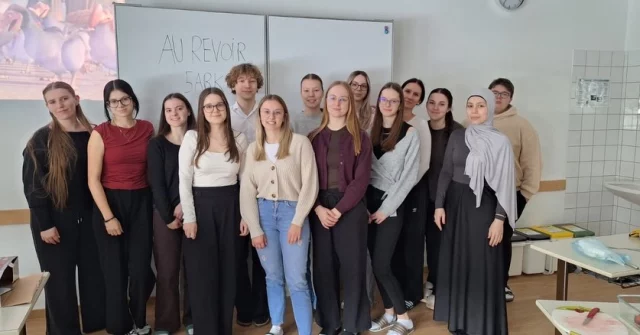 𝗔𝘂 𝗿𝗲𝘃𝗼𝗶𝗿 𝟱𝗔𝗕𝗞! 🇫🇷✨🥐
Die letzte Französischstunde der Abschlussklassen wurde mit Crêpes 🥞 und Quiche 🥧😋 gefeiert.
Bonne chance 🍀 pour la suite !
Alles Gute für eure Zukunft 🌟, c’était un plaisir! ❤️
Mme Hofer 👩🏻‍🏫

#matura #français #aurevoir
#bhak_bhas_oberwart