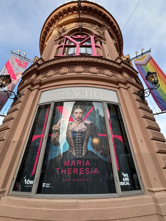 𝗠𝗮𝗿𝗶𝗮 𝗧𝗵𝗲𝗿𝗲𝘀𝗶𝗮 - stärker als ihr denkt! 👑 Geschichte lebendig und fesselnd!

Die Schüler:innen der 2ABK, 2AS und 4BK verbrachten einen außergewöhnlichen Abend im Ronacher, wo sie das Musical „Maria Theresia – Das Musical“ erleben durften. 🎭✨

Die beeindruckende Bühnenproduktion eröffnete einen intensiven Einblick in das Leben der berühmten Habsburger Monarchin👑, die Herrscherin, Strategin und Mutter war. Eine Powerfrau des 18. Jahrhunderts mit viel Herz🩷, die eines nie verloren hat: den Glauben an sich selbst und ihre Stärke 💪🏻🏋🏻.

Die energiegeladene Inszenierung beeindruckte mit schwungvollen Choreografien🕺, tollen Kostümen 👗, einem opulenten Bühnenbild und wundervoller Musik🎶🎻. So macht Geschichte Spaß!

Ein herzliches Dankeschön an Frau Prof. Hofer für die Organisation dieses schönen Abends! ✨

#Musical #MariaTheresia #roncher #bhak_bhas_oberwart