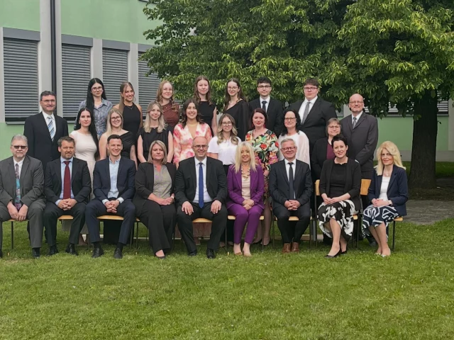 🎓✨ 𝗙𝗲𝘀𝘁𝗮𝗸𝘁 𝘇𝘂𝗿 Ü𝗯𝗲𝗿𝗿𝗲𝗶𝗰𝗵𝘂𝗻𝗴 𝗱𝗲𝗿 𝗥𝗲𝗶𝗳𝗲- 𝘂𝗻𝗱 𝗗𝗶𝗽𝗹𝗼𝗺𝗽𝗿ü𝗳𝘂𝗻𝗴𝘀𝘇𝗲𝘂𝗴𝗻𝗶𝘀𝘀𝗲 𝗱𝗲𝗿 𝟱𝗔𝗞, 𝟱𝗕𝗞 𝘀𝗼𝘄𝗶𝗲 𝗱𝗲𝗿 𝗔𝗯𝘀𝗰𝗵𝗹𝘂𝘀𝘀𝘇𝗲𝘂𝗴𝗻𝗶𝘀𝘀𝗲 𝗱𝗲𝗿 𝟯𝗔𝗦 𝗶𝗻 𝗱𝗲𝗿 𝗔𝘂𝗹𝗮 𝗱𝗲𝗿 𝗕𝗛𝗔𝗞/𝗕𝗛𝗔𝗦 𝗢𝗯𝗲𝗿𝘄𝗮𝗿𝘁 🎓✨

Herr Direktor Andreas Lonyai, die Klassenvorständinnen Brigitte Schurmann (5AK) und Marlene Mager (5BK), Klassenvorstand Julian Binder (3AS) sowie die Jahrgangssprecherinnen Hannah Kappel und Eva Schweighofer (5AK), Hannah Bieler und Laura Hail (5BK) sowie Emily Horvath und Madlen Halper (3AS) richteten inspirierende Worte an die Absolventinnen und Absolventen. Ihre Ansprachen waren geprägt von Wertschätzung, Ermutigung und persönlichen Gedanken. Und die eine oder andere Anekdote aus dem Schulalltag ließ das Publikum schmunzeln!

✨𝗟𝗶𝗲𝗯𝗲 𝗔𝗯𝘀𝗼𝗹𝘃𝗲𝗻𝘁𝗶𝗻𝗻𝗲𝗻 𝘂𝗻𝗱 𝗔𝗯𝘀𝗼𝗹𝘃𝗲𝗻𝘁𝗲𝗻!✨

Fünf bzw. drei ereignisreiche Jahre liegen hinter euch – Jahre des Lernens, der Herausforderungen und des persönlichen Wachstums. Sie haben euch geprägt und ein tragfähiges Fundament für eure Zukunft geschaffen.

Eure ausgezeichneten und guten Ergebnisse bei den abschließenden Prüfungen sind ein beeindruckender Beweis für euren Einsatz, eure Ausdauer und euer Engagement. Zu diesem Erfolg gratulieren wir euch herzlich und sind sehr stolz auf euch.

Wir gratulieren besonders unseren Absolvent:innen mit ausgezeichnetem Erfolg:

5AK
🌟 Hetfleisch Emily 🌟 Kappel Natalie 🌟 Kappel Hannah 🌟 Linda Marlon 

5BK
🌟 Bieler Hannah 🌟 Hail Laura 🌟 Höfler Annika 🌟 Prenner Jonas 🌟 Widlak Angelique

3AS
🌟 Knar Johannes 🌟 Reithofer Melina

Außerdem gratulieren wir unseren Absolvent:innen mit gutem Erfolg: 

5AK
👏 Pöll Helena 👏 Schweighofer Eva

5BK
👏 Fülöp Lukas 👏 Nadal Alexander

Für euren weiteren Lebensweg wünschen wir euch alles erdenklich Gute. Nehmt das Wissen, die Erfahrungen und die schönen Erinnerungen aus eurer Schulzeit mit auf euren Weg. Wir sind gespannt auf all die großartigen Dinge, die noch vor euch liegen. 🙌

Auf in ein neues Kapitel!

#topausbildung #topschüler #hak_has_oberwart