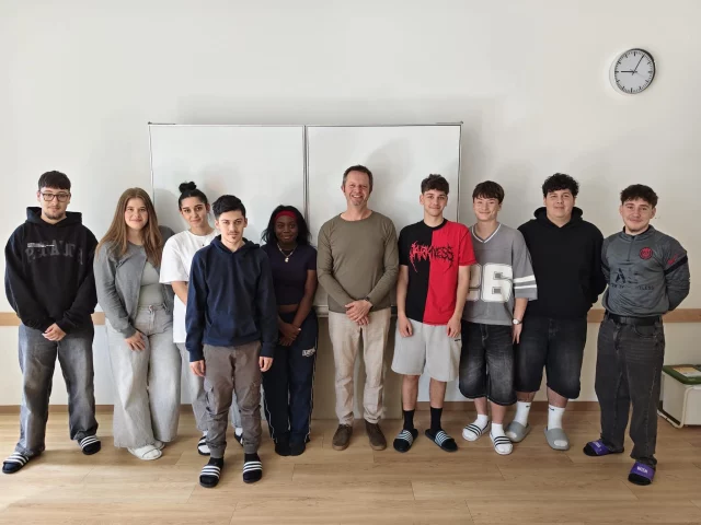 Besuch des „Klasse-Firma!“-Partnerunternehmens Mr. Clean! 🌱🫧

Vergangene Woche war der erfolgreiche Oberwarter Unternehmer „Mr. Clean“ Ladislaus Szabo zu Gast bei den Schüler:innen der 2AS! Mit dabei: wertvolle Informationen zum Thema Marketing und Unternehmensstrategie. 📊

Wir bedanken uns für den Besuch und die langjährige Partnerschaft! 💐

#mrclean #praxis #cooperation #wirtschaftbegreifen #hak_has_oberwart