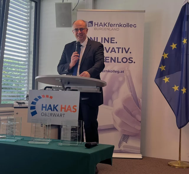 🎓 Unsere Absolvent:innen feiern ihren Maturaerfolg am HAK-Fernkolleg Burgenland! 🎓

Am vergangenen Freitag endeten die mündlichen Diplomprüfungen für unsere Kandidat:innen – ein krönender Abschluss ihrer intensiven Vorbereitungszeit. Im Rahmen eines feierlichen Festakts wurden die Maturazeugnisse überreicht und die hervorragenden Leistungen gewürdigt.

Besonders freuen wir uns über sechs Absolventinnen, die mit ausgezeichnetem Erfolg abgeschlossen haben: Jessica Aigner, Bettina Bischof, Carina Grill, Michaela Portele, Sabine Koch und Julia Zetsch. Eine beachtliche Leistung, die zeigt, mit wie viel Engagement und Durchhaltevermögen dieser Weg gemeistert wurde.

📚 Das HAK-Fernkolleg Burgenland ist das Fernkolleg der Handelsakademie Oberwart und bietet berufsbegleitend eine vollwertige Handelsakademie-Ausbildung mit Fokus auf Betriebswirtschaft, Unternehmensrechnung, Volkswirtschaft, Recht, Business English und digitale Kompetenzen. Die HAK-Matura kann dabei kostenlos, online und in nur vier Semestern absolviert werden.

Wir sind stolz auf alle Absolvent:innen und danken dem gesamten Lehr- und Betreuungsteam für die engagierte Unterstützung auf diesem Weg.

🔗 Weitere Informationen unter: www.hak-fernkolleg.at 💡

#kaufmännischeausbildung #fernkolleg #online #berufsbegleitend