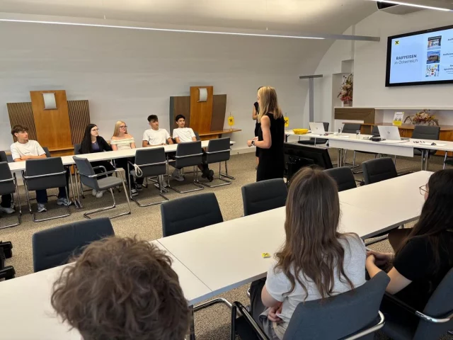 🔎 Hinter verschlossenen Türen … 🏦💵💶 @raiffeisen__oberwart 

Die Schüler:innen der 1AK durften einen spannenden Vormittag in der Raiffeisen Bank Oberwart verbringen und dabei Bereiche kennenlernen, die Kund:innen normalerweise verborgen bleiben.

Von der Organisation des Bankalltags über Sicherheitsmaßnahmen bis hin zu den vielfältigen Aufgaben der Mitarbeiter:innen erhielten die Schüler:innen einen authentischen Einblick in die Praxis. 

Für Begeisterung sorgte vor allem ein Ort, den man normalerweise nicht zu Gesicht bekommt: der Tresorbereich. Dort konnten die Jugendlichen einen Eindruck davon gewinnen, welche Werte hier verwahrt werden – ein Erlebnis, das sicherlich in Erinnerung bleibt. 💶✨

Auch der Spaß kam nicht zu kurz: Bei einer spannenden Teamaufgabe rund um die Erstellung von Täterprofilen waren Kreativität, Beobachtungsgabe und Zusammenarbeit gefragt. Die erfolgreichste Gruppe wurde mit einer kleinen Überraschung belohnt. 🎁🏸

Vielen Dank an Frau Anja Müllner und das Team der Raiffeisen Bank Oberwart für die Gastfreundschaft und die Möglichkeit, Wirtschaft und Bankwesen hautnah zu erleben!

#raiffeisen #wirtschaftspraxis #bankwesen
#hak_has_oberwart