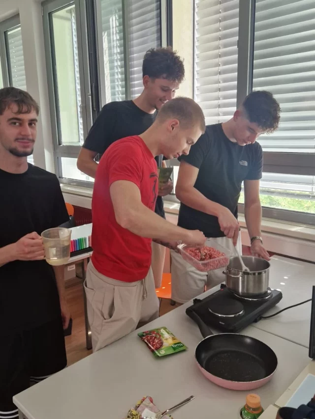 𝗔𝗱𝗶𝗼𝘀, 𝗔𝗺𝗶𝗴𝗼𝘀! 🇲🇽🌮 Die 4BK hat offiziell die letzte Spanischstunde überstanden – und wie wir das gefeiert haben! 💃🕺
Wir haben uns kulinarisch direkt nach Mexiko katapultiert, bevor es ab in die wohlverdienten Sommerferien geht. Unsere Mission „Authentisches mexikanisches Festmahl“ war ein voller Erfolg (oder zumindest sehr lecker):

🌶 ** 𝗖𝗵𝗶𝗹𝗶 𝗰𝗼𝗻 𝗖𝗮𝗿𝗻𝗲:** Hat genau so viel Feuer wie unsere Vorfreude auf die schulfreie Zeit.
🧀 ** 𝗤𝘂𝗲𝘀𝗮𝗱𝗶𝗹𝗹𝗮𝘀:** Käse-Overload – die perfekte Nervennahrung nach dem letzten Test.
🥑 ** 𝗚𝘂𝗮𝗰𝗮𝗺𝗼𝗹𝗲:** Wurde schneller vernichtet, als man „Hola“ sagen konnte.
🌯 ** 𝗧𝗼𝗿𝘁𝗶𝗹𝗹𝗮𝘀:** Wir haben mehr gewickelt als gelernt, aber das zählt auch als Skill, oder?

Die Spanischbücher fliegen jetzt in die Ecke – Sommer, Sonne, Ferienmodus: ON! ☀️😎

#SpanischKlasse #TacosUndTräume #Ferienmodus #MexikanischKochen