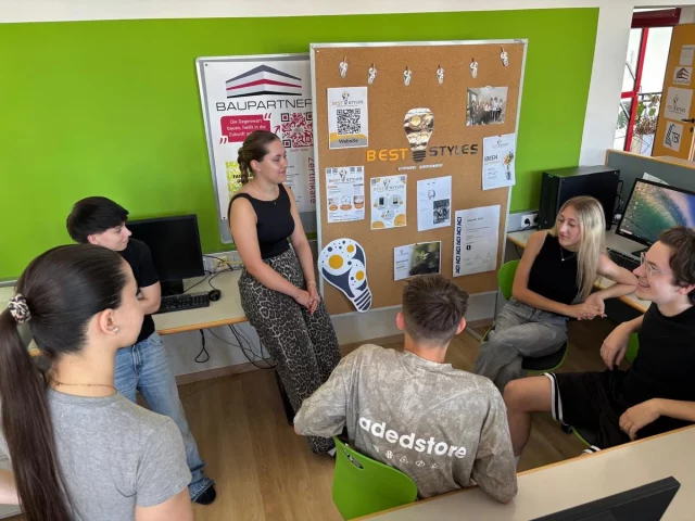 𝗘𝗶𝗻𝗯𝗹𝗶𝗰𝗸 𝗶𝗻 𝗱𝗶𝗲 𝗪𝗲𝗹𝘁 𝗱𝗲𝗿 Ü𝗯𝘂𝗻𝗴𝘀𝗳𝗶𝗿𝗺𝗲𝗻! 
📊💼

Die Mitarbeiter:innen der Übungsfirmen aus den Klassen 4AK und 4BK präsentierten ihre Unternehmen und gaben den Schüler:innen des 3. Jahrgangs spannende Einblicke in die vielfältigen Abteilungstätigkeiten der Übungsfirmen der HAK Oberwart. 

Eine tolle Gelegenheit, die Arbeitsabläufe kennenzulernen und sich auf die eigene Tätigkeit in der Übungsfirma vorzubereiten. 👏✨

#Übungsfirma #PraxisnahLernen #Wirtschaftskompetenz #FutureSkills #bhak_bhas_oberwart