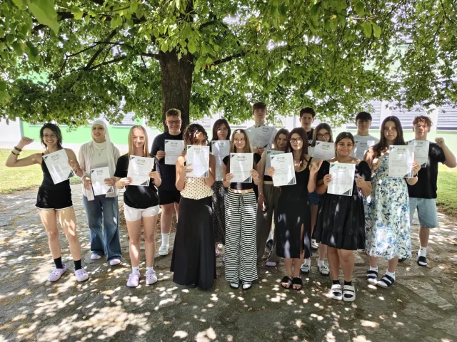 ESP-Prüfung CHECK 🤟🏻

Im Rahmen der Junior Company Aromé stellten die Schülerinnen und Schüler der 2ABK ihr unternehmerisches Denken unter Beweis und absolvierten erfolgreich die ESP-Prüfung! 🏅🔝

Der ESP (Entrepreneurial Skills Pass) bescheinigt unternehmerische Kompetenzen - eben alles, was man unter anderem während der Arbeit in einer Junior Company bei uns mitbekommt (ganz nach dem Motto: „Learning Business by doing Business“)!👌🏻

#ESP #juniorcompany
#hak_has_oberwart