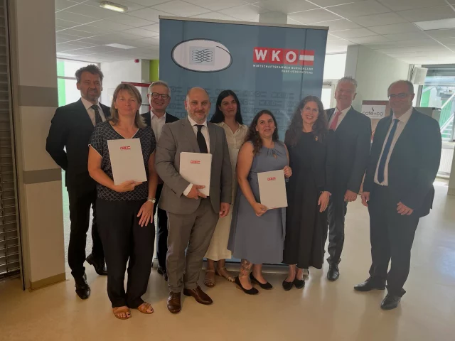 Top-Qualifikation mit Zukunft: FiRi-Zertifikate verliehen! 🎓💼

Im Rahmen des feierlichen Festakts zur Überreichung der Maturazeugnisse im HAK FERNKOLLEG Burgenland wurden zum zweiten Mal im Burgenland FiRi-Zertifikate (Finanz- und Risikomanagement) im Zuge einer kaufmännischen Ausbildung verliehen – ein bedeutender Schritt in Richtung praxisnaher und arbeitsmarktorientierter Qualifikation im Finanzbereich!

Basis dafür war der Ausbildungsschwerpunkt „Finanz- und Risikomanagement“ im HAK FERNKOLLEG Burgenland.

Die FiRi-Zertifikatsprüfung wurde in Kooperation mit der Wirtschaftskammer Burgenland durchgeführt. Den Vorsitz in der Prüfungskommission übernahm Herr Alexander Kubin, Spartenobmann der Sparte Bank und Versicherung, der gemeinsam mit Frau Mag. Ulrike Camara Ehn, Spartengeschäftsführer:in der Sparte Information und Consulting @wkbgld, die Zertifikate an die Absolvent:innen überreicht hat.

💼 Diese Zusatzqualifikation bietet einen echten Vorsprung – besonders in den Bereichen Banken, Versicherungen und Finanzdienstleistungen – und stärkt die hochwertige Ausbildung im HAK FERNKOLLEG Burgenland nachhaltig.

Wir gratulieren herzlich zu diesem tollen Erfolg! 🌟

#firi #wirtschaftskammer 
#hak_has_oberwart
