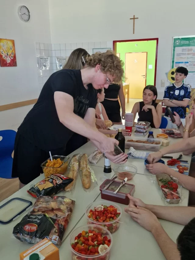 Kulinarischer Abschluss in Spanisch mit den Schüler:innen der 3BK und 4AK! 🇪🇸✨ 

Wir haben uns durch die spanische Speisekarte geschlemmt: Paella, Bocadillos, Pan con tomate, Churros & Macedonia de frutas. 🍓🥪

Bauch voll, Sprache gelernt, ab in den Sommer! ¡Adiós y buen verano! ☀️😎

#SpanischUnterricht #Delicioso 
#BuenProvecho #Vacaciones #Verano