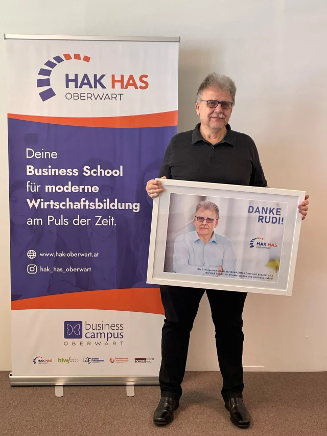 Mit Rudolf Frantsits verabschiedet sich eine Persönlichkeit in den wohlverdienten Ruhestand, die unsere Schule über Jahrzehnte maßgeblich geprägt hat.

Als Lehrer, Administrator und IT-Fachmann an unserer Schule war er für viele Anliegen, Probleme und Herausforderungen eine verlässliche Ansprechperson – ruhig, kompetent, lösungsorientiert und stets mit einem Blick für die Menschen hinter den Aufgaben. Seine analytische Stärke, seine Hilfsbereitschaft und seine besondere Verlässlichkeit haben den Schulalltag an der HAK/HAS Oberwart in vielerlei Hinsicht bereichert.

Nach 39 Jahren als Pädagoge an unserer Schule beginnt für Rudolf Frantsits mit 1. August 2026 ein neuer Lebensabschnitt.

Die gesamte Schulgemeinschaft bedankt sich herzlich für Geduld, Kompetenz, Menschlichkeit und jahrzehntelangen Einsatz. Für die Pension wünschen wir Rudolf Frantsits von Herzen Gesundheit, Freude und Zeit für seine Familie und persönliche Interessen.

Lieber Rudi - alles Gute für den neuen Lebensabschnitt!

#pension #allesgute #bhak_bhas_oberwart