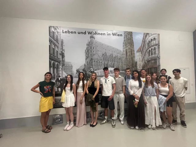 Culture connects.
Exkursion der 3AK und 3BK.

* Wirtschafts- und Gesellschaftsmuseum
* Leben und Wohnen in Wien von 1890 bis in die Gegenwart.
* Die Schüler:innen durchliefen eine Zeitreise, nachgestellt in Wohnbeispielen, und fanden sich in die verschiedenen Gesellschaftsschichten ein.

* Leopold Museum
* Wien um 1900
* Imposantes Museum, imposante Künstler, imposante Epoche
* Der Zeit ihre Kunst. Der Kunst ihre Freiheit. Wiener Sezession. Wiener Moderne. 
* Otto Wagner, Adolf Loos, Joseph Hofmann, Sigmund Freud …
* Ausgewählte Bilder von Egon Schiele, Oskar Kokoschka und Gustav Klimt wurden gemeinsam hinsichtlich Motive und Farbgestaltung vor dem gesellschaftlichen Hintergrund analysiert. 
* Inspirierend und ikonisch. 

Eine tolles Erlebnis - gemeinsam mit ihren Professorinnen … ☀️🌸💕✨

#wirtschaftsundgesellschaftsmuseum #leopoldmuseum #hak_has_oberwart